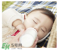 母乳寶寶要比喂奶粉的寶寶體質(zhì)好嗎 母乳比奶粉營養(yǎng)嗎？