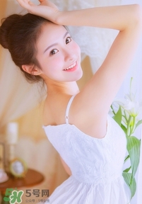 化完妝臉上出油是什么原因？化完妝臉上出油怎么辦？