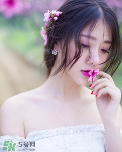 化完妝臉上出油是什么原因？化完妝臉上出油怎么辦？