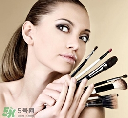 化妝后臉癢是怎么回事？化妝后臉癢怎么辦？