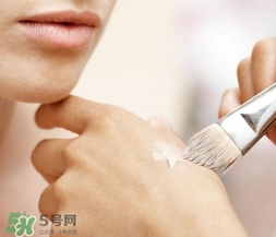 化妝后臉癢是怎么回事？化妝后臉癢怎么辦？