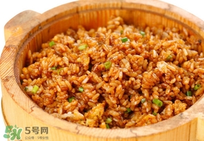 醬油炒飯?jiān)趺醋?？醬油炒飯生抽還是老抽