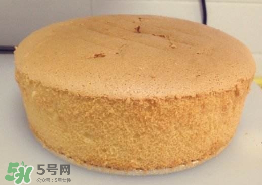 戚風(fēng)蛋糕怎么做才松軟？戚風(fēng)蛋糕怎么切開
