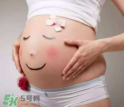 妊娠紋到底是怎么樣形成的？妊娠紋形成的原因是什么