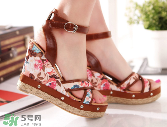 夏天穿涼鞋腳出汗怎么辦？夏天穿涼鞋腳臭怎么辦？