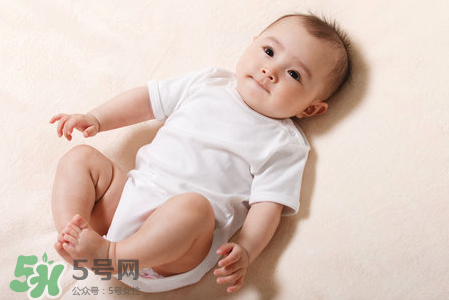 母乳喂養(yǎng)胸部一大一小怎么辦？母乳喂養(yǎng)會(huì)導(dǎo)致胸不對(duì)稱嗎？