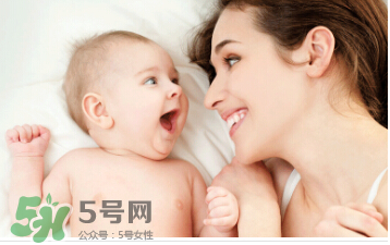 母乳喂養(yǎng)胸部一大一小怎么辦？母乳喂養(yǎng)會(huì)導(dǎo)致胸不對(duì)稱嗎？