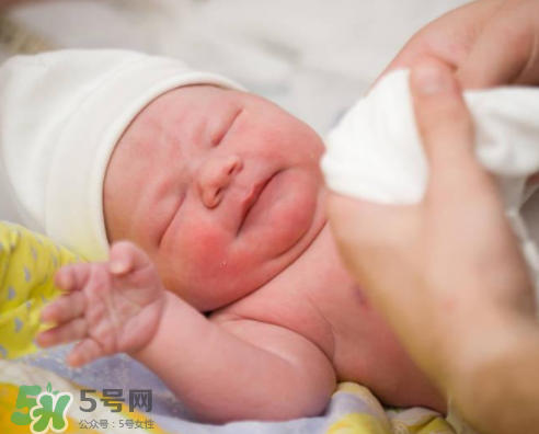 母乳喂養(yǎng)胸會(huì)變大嗎？母乳喂養(yǎng)后胸部的變化