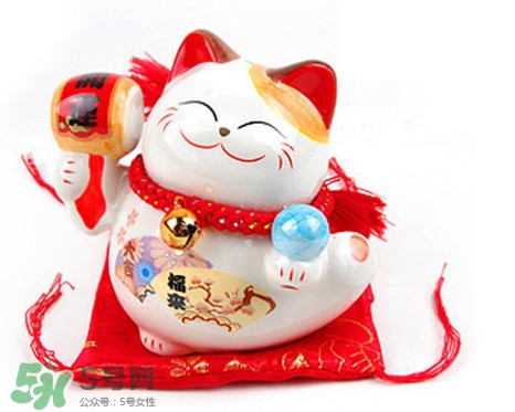 招財(cái)貓有什么講究？招財(cái)貓左手招什么右手招什么？