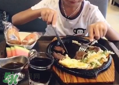 牛排是左手拿刀還是右手？吃牛排的正確方法