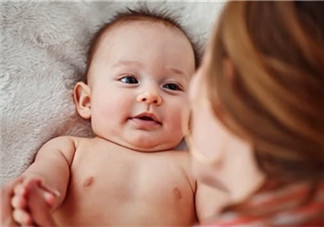 母乳喂養(yǎng)胸部一大一小怎么辦？母乳喂養(yǎng)會導致胸不對稱嗎？