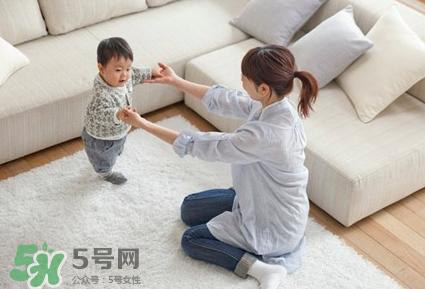 怎么糾正寶寶內(nèi)八字腳？寶寶八字腳幾歲前可以糾正？