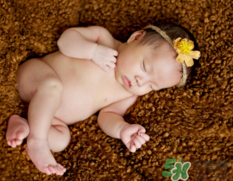新生兒吃母乳一次吃多久？新生兒吃母乳一次十分鐘正常嗎？