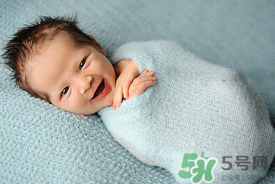 新生兒吃母乳一次吃多久？新生兒吃母乳一次十分鐘正常嗎？