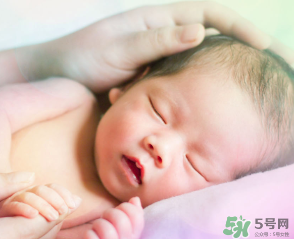 新生兒吃母乳一次吃多久？新生兒吃母乳一次十分鐘正常嗎？