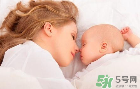 新生兒吃母乳需要喝水嗎？新生兒需不需要要喝水？