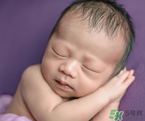 新生兒吃母乳拉稀是怎么回事？新生兒吃母乳拉稀怎么辦？