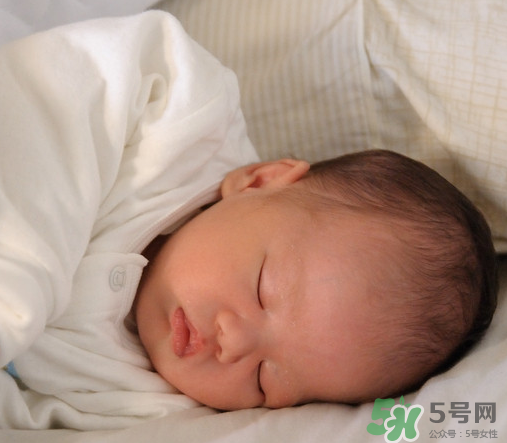 新生兒吃母乳拉稀是怎么回事？新生兒吃母乳拉稀怎么辦？