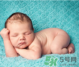 新生兒吃母乳拉奶瓣是怎么回事？新生兒吃母乳會拉奶瓣嗎？