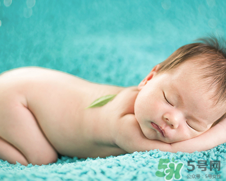 新生兒吃母乳拉奶瓣是怎么回事？新生兒吃母乳會拉奶瓣嗎？