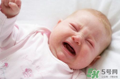 新生兒吃母乳拉奶瓣是怎么回事？新生兒吃母乳會拉奶瓣嗎？