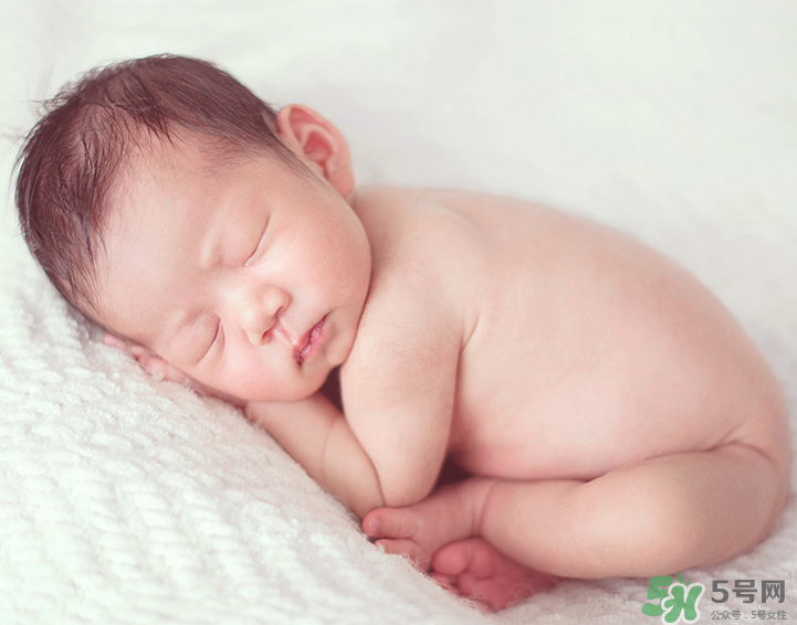 新生兒吃母乳拉奶瓣是怎么回事？新生兒吃母乳會拉奶瓣嗎？