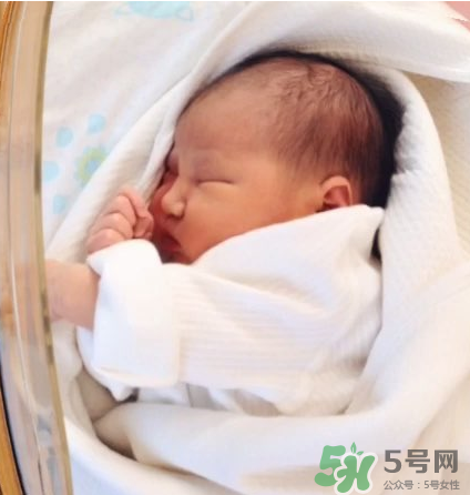 新生兒吃母乳會撐到嗎？新生兒吃母乳會吃撐嗎？