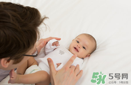 新生兒吃母乳放屁拉稀正常嗎？新生兒吃母乳拉黃水正常嗎？
