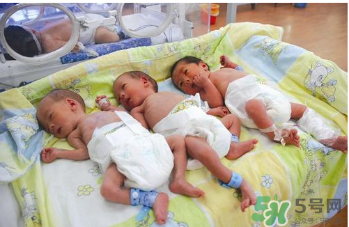 新生兒吃母乳放屁拉稀正常嗎？新生兒吃母乳拉黃水正常嗎？