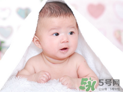 新生兒吃母乳放屁拉稀正常嗎？新生兒吃母乳拉黃水正常嗎？