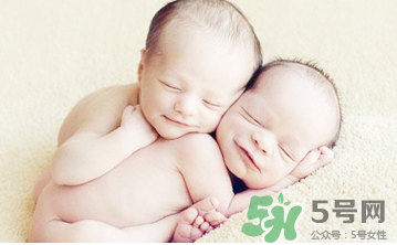 新生兒吃母乳放屁拉稀正常嗎？新生兒吃母乳拉黃水正常嗎？