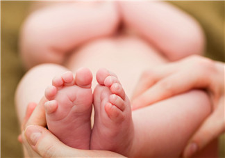 新生兒吃母乳拉奶瓣是怎么回事？新生兒吃母乳會拉奶瓣嗎？