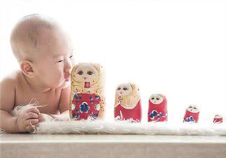 新生兒吃母乳放屁拉稀正常嗎？新生兒吃母乳拉黃水正常嗎？