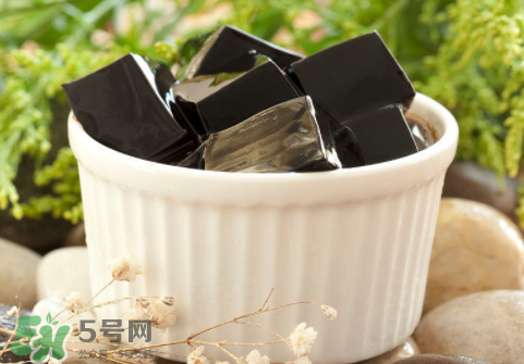 龜苓膏是烏龜做的嗎？龜苓膏是什么做的？