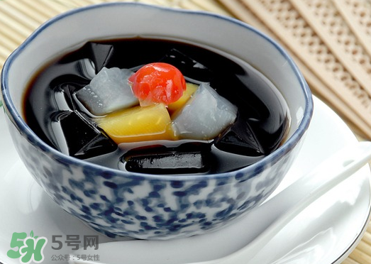 龜苓膏是烏龜做的嗎？龜苓膏是什么做的？
