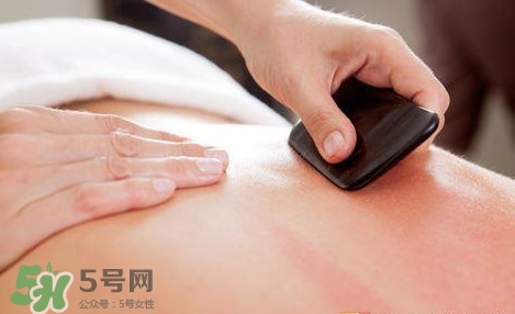 刮痧出現(xiàn)黑紫說明什么？感冒刮痧刮哪個部位