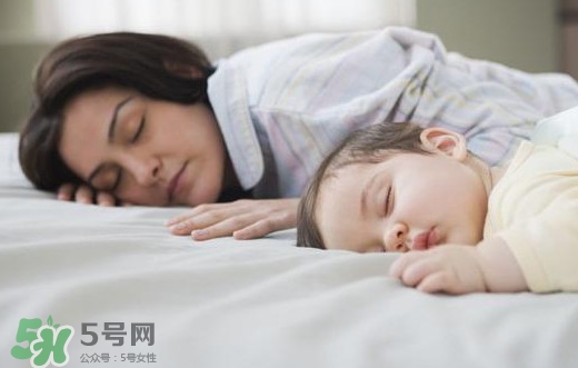 晚上睡覺趴著睡好嗎？晚上趴著睡覺有什么壞處