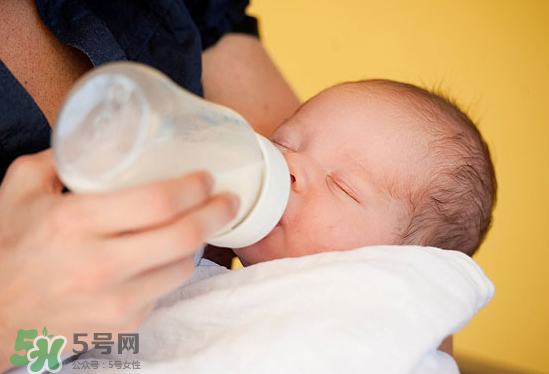 嬰兒吐奶和嘔吐的區(qū)別？怎么判斷嬰兒是吐奶還是嘔吐？