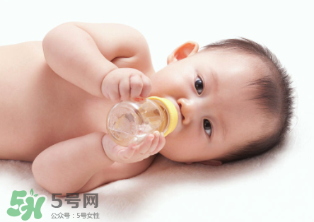 嬰兒吐奶和嘔吐的區(qū)別？怎么判斷嬰兒是吐奶還是嘔吐？