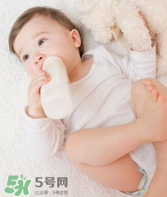 嬰兒吐奶和嘔吐的區(qū)別？怎么判斷嬰兒是吐奶還是嘔吐？