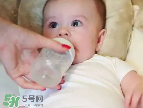 嬰兒吐奶有黃水怎么辦？嬰兒吐奶會(huì)吐黃水嗎？