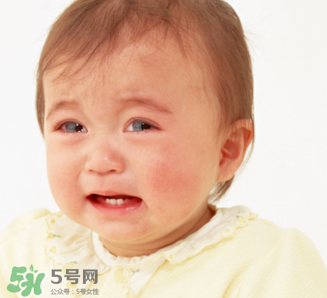 寶寶吐奶和哭有關(guān)系嗎？寶寶哭會引起吐奶嗎？
