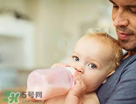 嬰兒吐奶和溢奶的區(qū)別 嬰兒溢奶和吐奶有何不同？