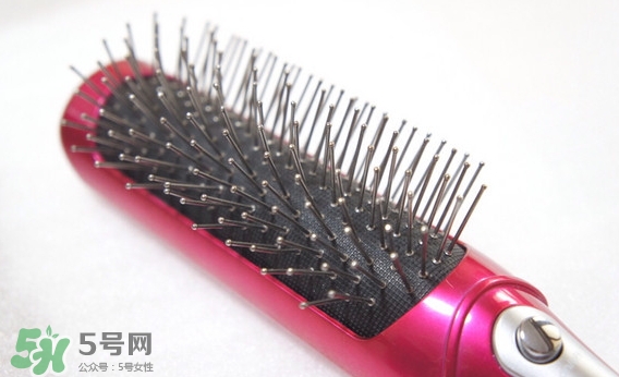 小泉成器音波電動梳怎么用？小泉成器音波震動梳子使用方法