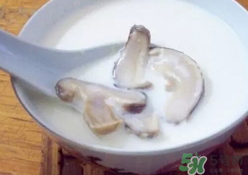 牛奶燉香菇可以治鼻炎嗎？牛奶燉香菇吃了有什么作用？