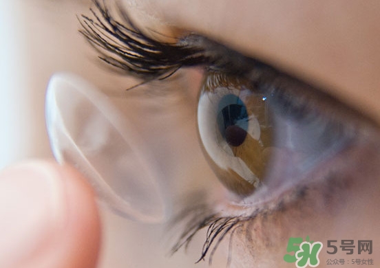 隱形眼鏡干了怎么辦？隱形眼鏡可以用礦泉水泡嗎