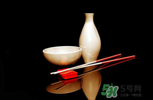 三伏天可以喝白酒嗎？三伏天喝白酒好還是啤酒？