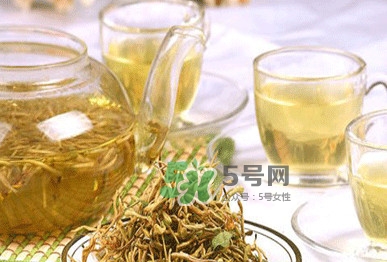 金銀花露可以直接喝嗎？金銀花露可以刷醫(yī)?？▎?></p><h3>金銀花露可以刷醫(yī)?？▎?/h3><p>金銀花露不屬于醫(yī)保類藥物。</p><p>根據(jù)國(guó)家相關(guān)規(guī)定，沒(méi)有被列入醫(yī)保品種目錄的藥品是不能刷醫(yī)?？ㄙ?gòu)買的。實(shí)際上，很多地區(qū)的醫(yī)保定點(diǎn)藥店，在刷醫(yī)?？〞r(shí)是沒(méi)有限制的。如果你一定要知道醫(yī)保品種目錄內(nèi)的藥品，可以直接在當(dāng)?shù)蒯t(yī)保定點(diǎn)藥店咨詢，也可以登錄當(dāng)?shù)蒯t(yī)保官方網(wǎng)站查詢。</p><p>有的藥店可以的，你帶醫(yī)保卡去藥店問(wèn)問(wèn)，一般藥店都會(huì)刷給你的！</p><p style=