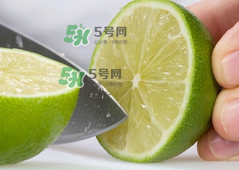 青檸檬泡完水皮怎么變顏色了？青檸檬怎么腌制好