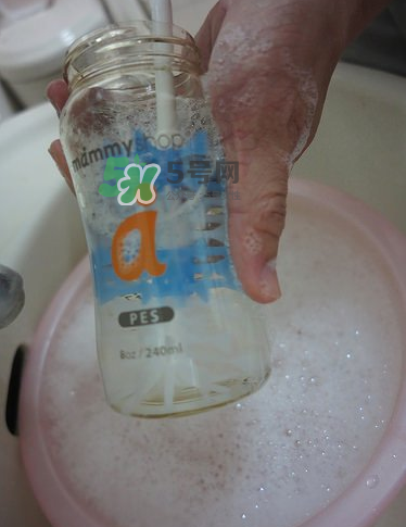 奶瓶刷尼龍的好還是海綿的好？洗奶瓶的正確方法